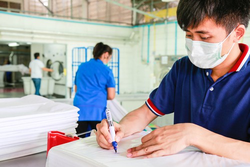Benefits of hiring commercial laundry services